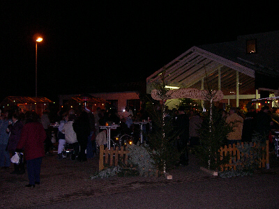 kleiner Weihnachtsmarkt vor dem Seniorenheim