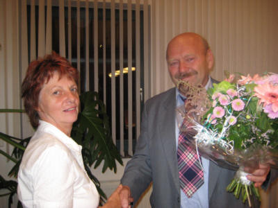 Frau Carla Schopf überreicht dem Sieger ein Geschenk