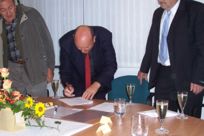 Vertragsunterzeichnung in Ungarn