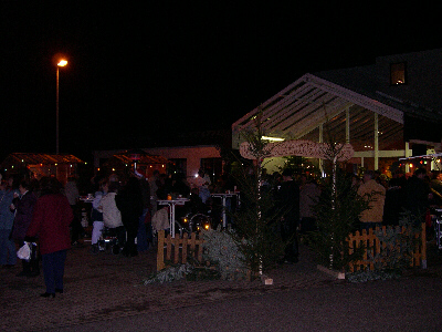 kleiner Weihnachtsmarkt vor dem Seniorenheim